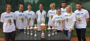 Schultennis Pokal 2017 Dirk Schaper mit dem Schiedsrichterteam und den Pokalen