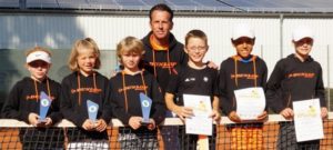 Green Orange Team Bezirk Düsseldorf mit Bezirkstrainer Dirk Schaper vlnr Lucia Bormann Laure Sura Louis Richard Jonah Stork Joshua Mbasha Julius Braun